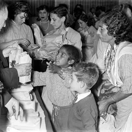 Festa de la Mercè en la presó de dones de Les Corts. Josep Postius Saura, 24/09/1945. Arxiu Fotogràfic de Barcelona Fons AFB 3127.