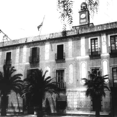 Can Duran o Felò. Arxiu del Districte de Les Corts, AMDC3-338. Bonaventura Batlle i Piera, 1950. Façana davantera amb palmeres, amb la torreta del rellotge.