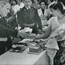 El director de Les Corts reparte obsequios a las reclusas durante el día de la Merced. Memoria del PCNSM de 1954. Foto Postius