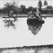 Vista del estanque del jardín del Convento del Buen Consejo. 1950