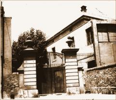 Portalón de entrada de la cárcel de Les Corts. Calle Joaquim Molins, 11. Archivo Histórico de Les Corts (AHLC).