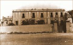 Portalón de entrada con la masia de Can Durán detrás. Archivo Histórico de Les Corts (AHLC).