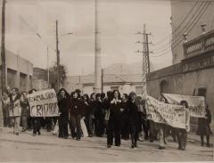 Foto Pilar Aymerich. Manifestació de dones pel barri de la Trinitat, 1976.