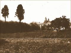 Vista del huerto con el Asilo del Buen Consejo al fondo. Archivo Histórico de Les Corts (AHLC).