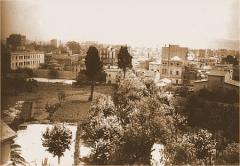 Vista del huerto, con el caserío de Les Corts al fondo. 1950-1952. Archivo Histórico de Les Corts (AHLC).